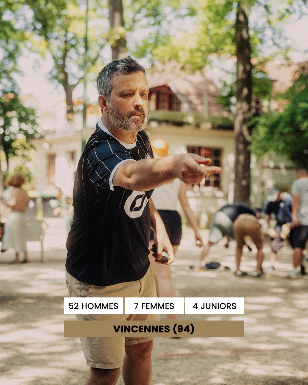 Man in a black shirt points toward something during an outdoor game in a park; banner shows event stats (52 hommes, 7 femmes, 4 juniors) and Vincennes (94)